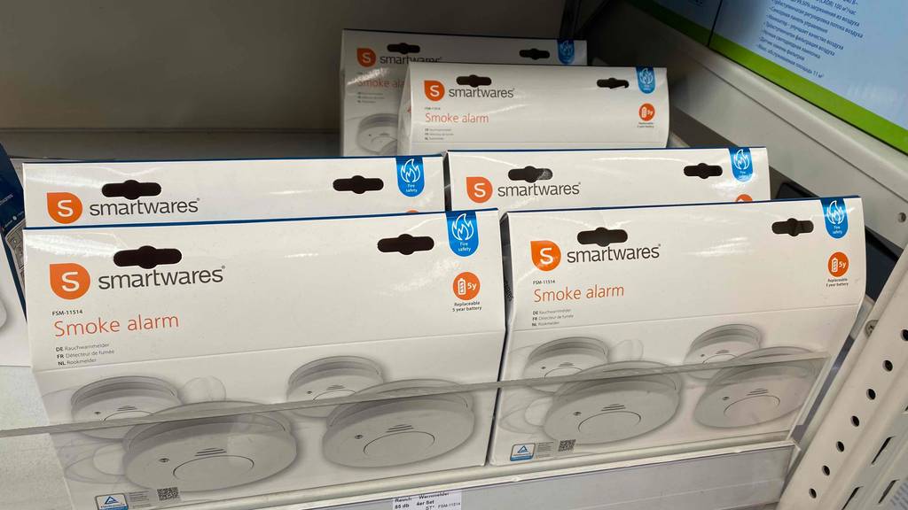 Mehrere Packungen des getesteten Funkrauchmelder-Sets stehen nebeneinander im Regal