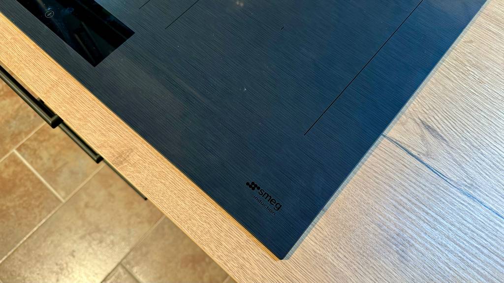 Die Markenaufschrift des getesteten Vollflächen-Induktionskochfelds im Fokus.
