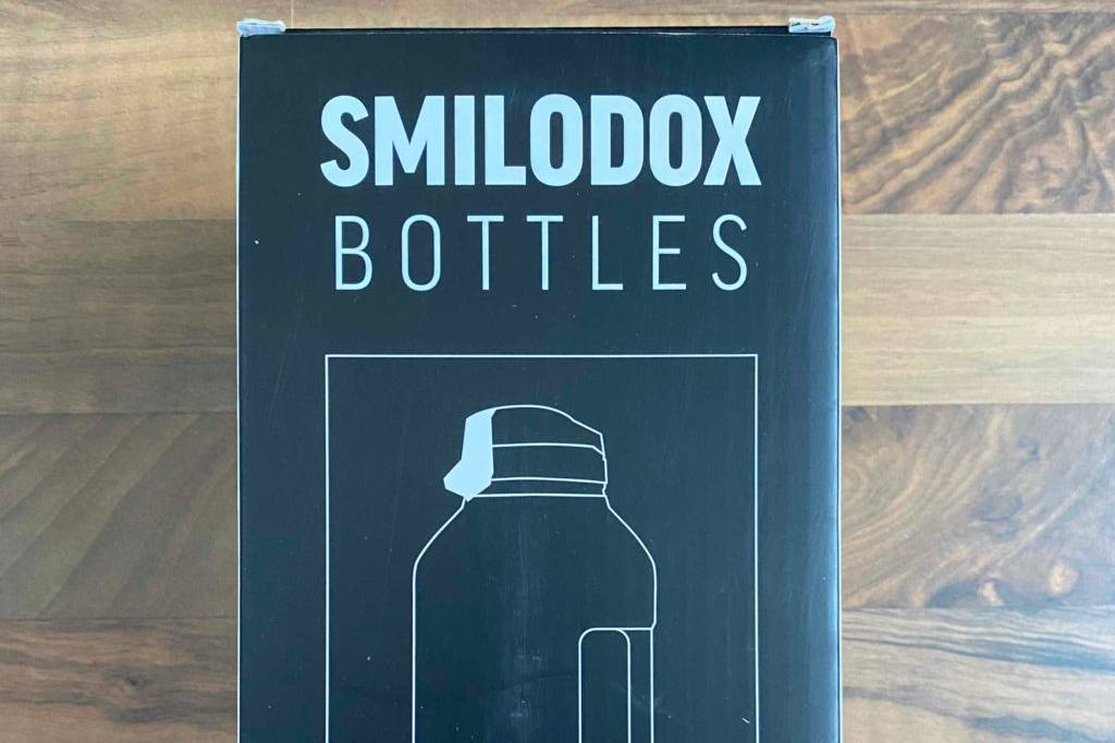 Trinkflasche 1,5 Liter getestet: Eine Verpackung auf einer Holzfläche liegend