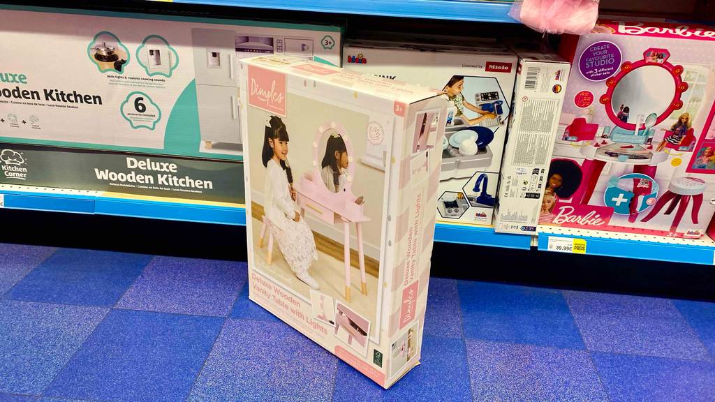 Schminktisch-Kinder-Test: Verpackung von einem Schminktisch für Kinder steht schräg vor einem Regal.