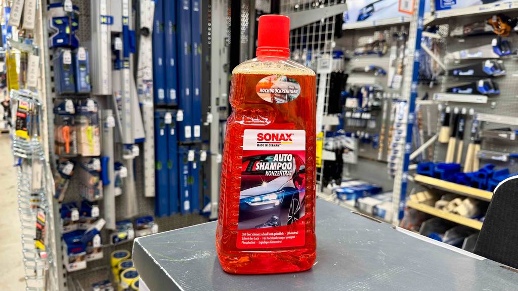 Ein getestetes Autoshampoo steht in einem Geschäft vor anderen Artikeln.