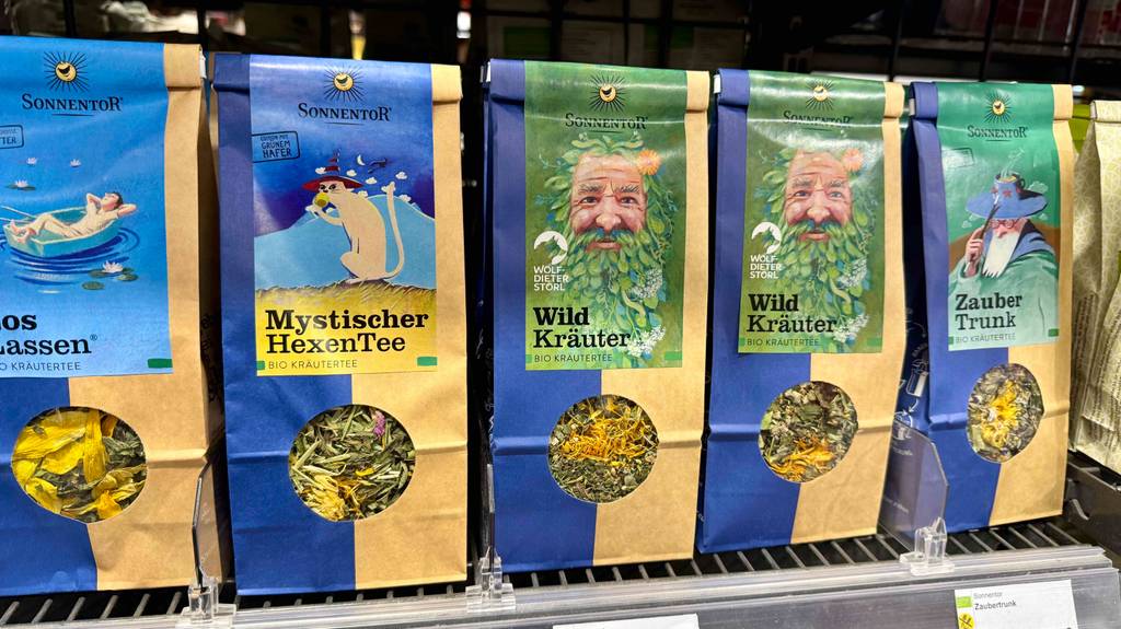 Test: Mehrere Beutel Bio-Kräutertee sind in einem Regal nebeneinander einsortiert.