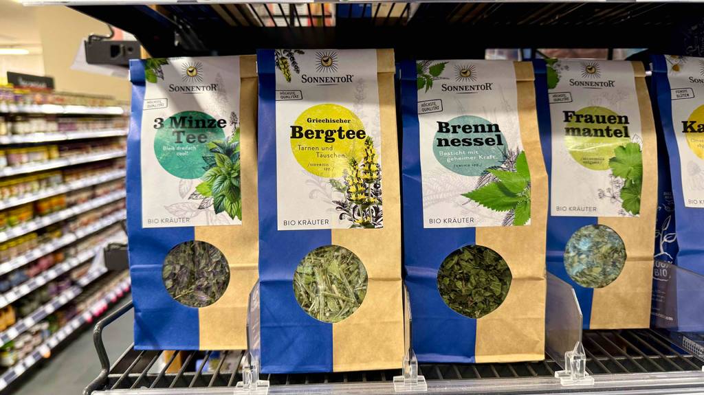 Test: griechischer Bergtee steht neben anderen Teesorten in einem Regal.