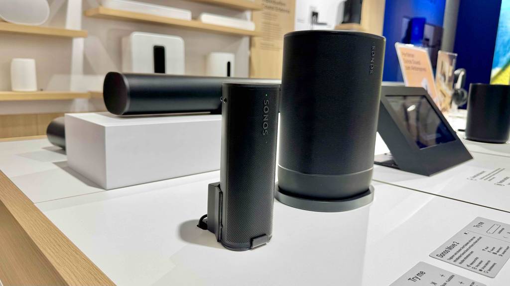 Ein kleiner und großer Sonos-Lautsprecher, die getestet wurden, werden in einem Geschäft ausgestellt.