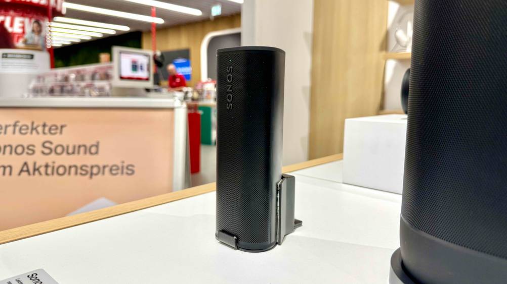 Ein getesteter Sonos-Lautsprecher ist in einem Geschäft ausgestellt.