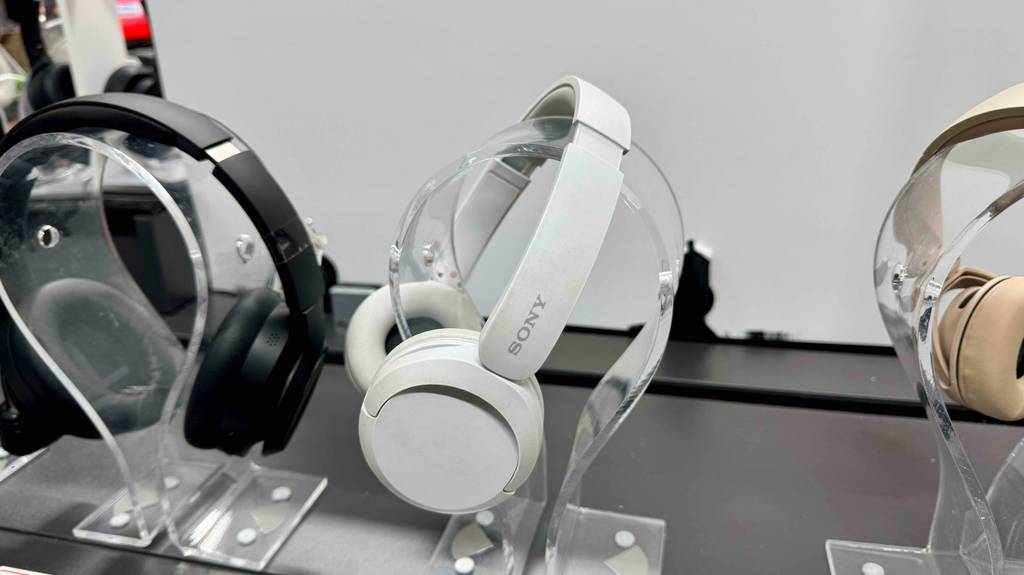 Der weiße Sony-Over-Ear-Kopfhörer im Test befindet sich neben weiteren Kopfhörern im Verkaufsbereich.