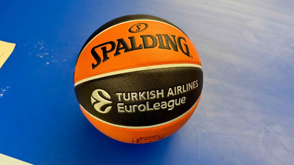 Der getestete Spalding-Basketball liegt auf einem blauen Untergrund.
