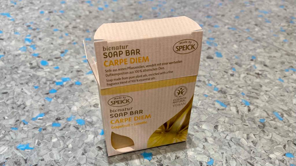 Bio Seife im Test: Seife in Verpackung auf Fließenboden