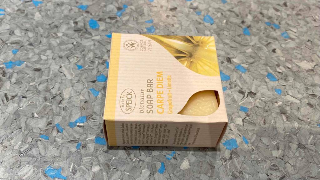 Bio Seife im Test: Seife in Verpackung auf Fließenboden liegend