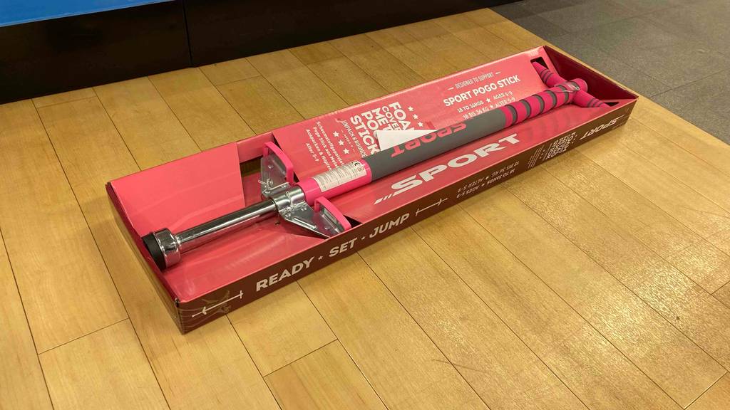 Auf einem Holzboden liegt ein getesteter Pogo-Stick.