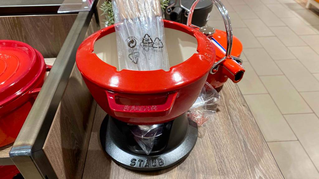 Käsefondue im Test: ein rotes Käsefondue von Staub ist in einem Geschäft ausgestellt.