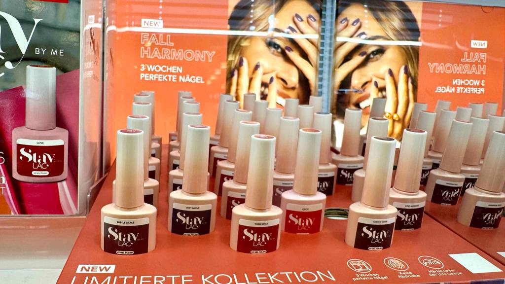 Uv-Gel im Test: mehrere UV-Gels sind in einem Geschäft ausgestellt, in verschiedenen Farben.