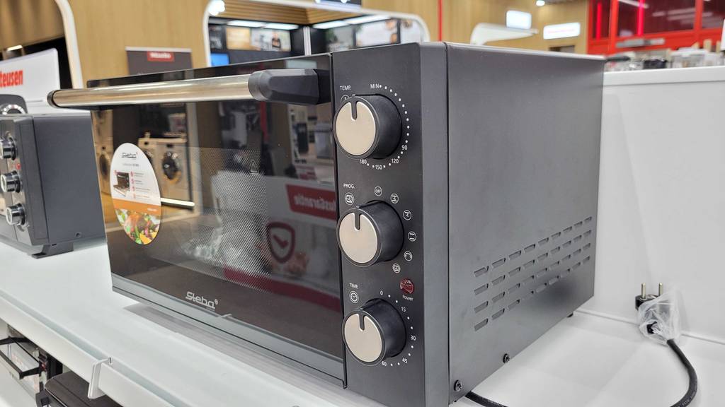 Minibackofen mit Drehspieß getestet: ein geschlossener Minibackofen mit Drehspieß.