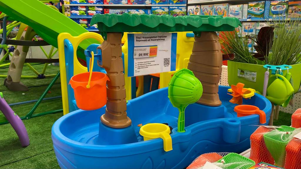 Auf einer grünen Fläche steht ein getester Wasserspieltisch.