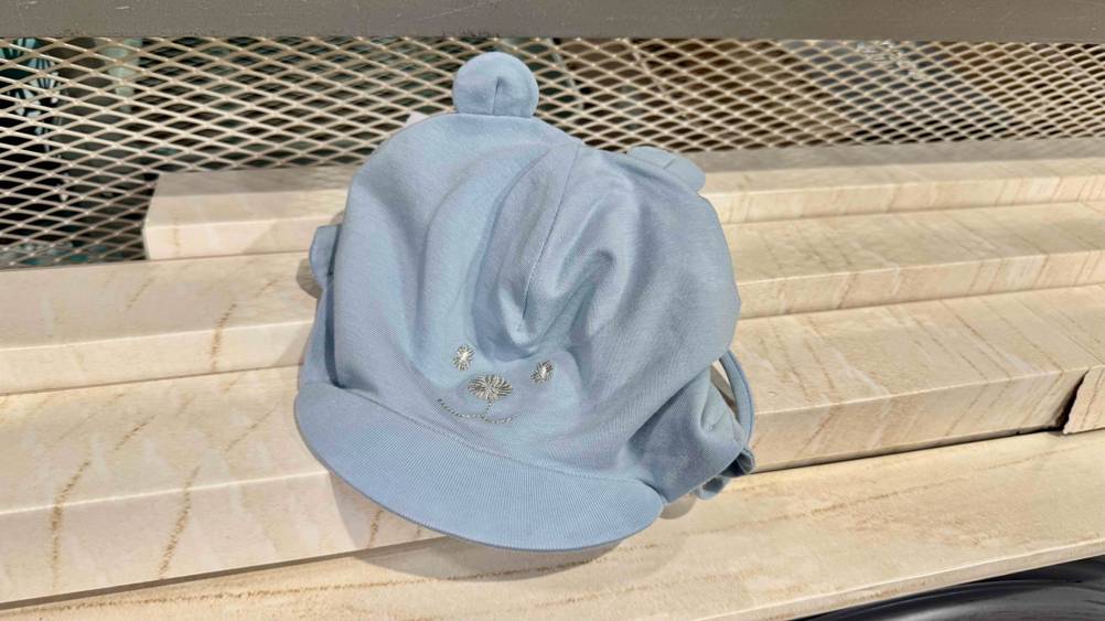 Babymütze-Test: eine blaue Babymütze mit kleinen Ohren von vorn ersichtlich.