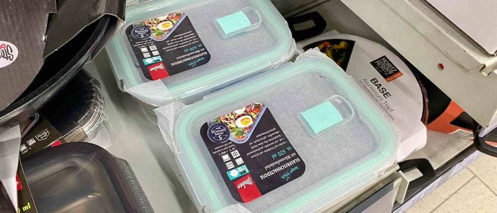 Mikrowellengeschirr-Test: mehrere Glasfrischhaltedosen sind in einem Regal platziert.