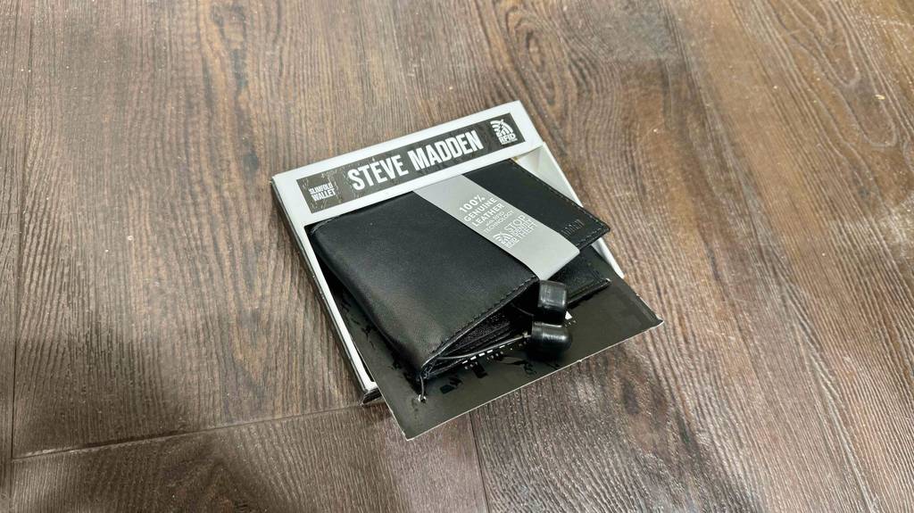Test: Die gesicherte Herren-Geldbörse mit RFID-Schutz ist in der Verpackung auf einem Boden platziert.