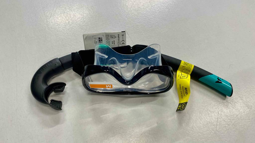 Schnorchelset im Test: eine Taucherbrille, bei welcher man den unteren Teil sieht und daran ein Schnorchel fixiert.