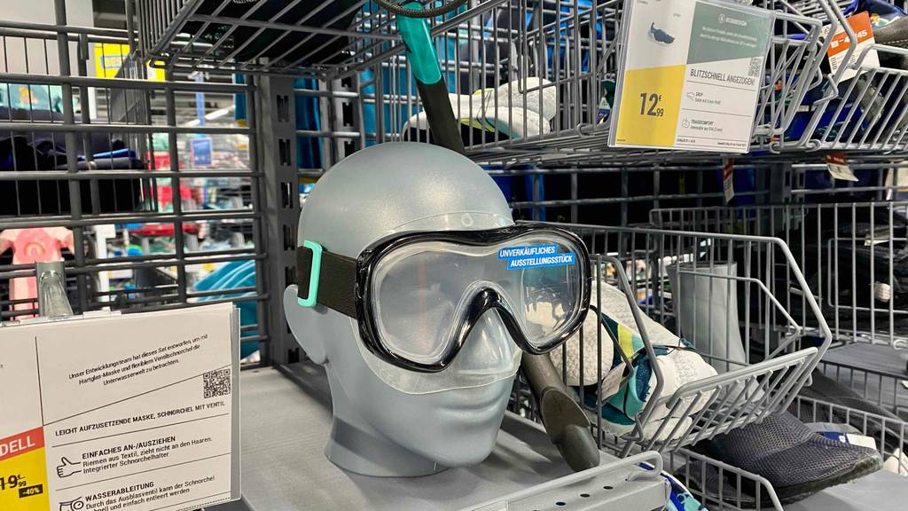 Schnorchelset im Test: ein Schnorchelset auf einem Präsentationskopf.