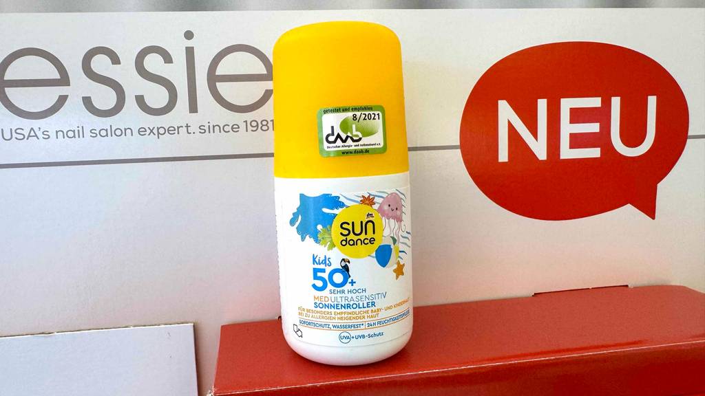 Eine Sonnencreme für Babys steht vor einem Aufsteller der Marke Essie.