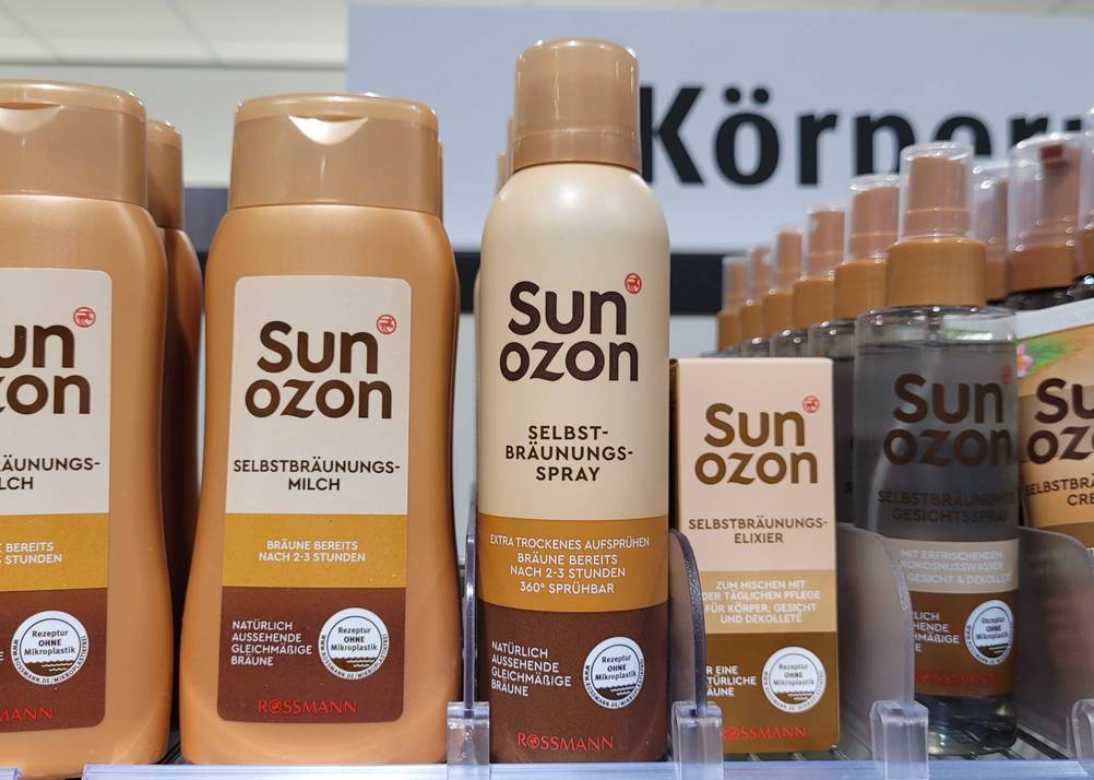 Das getestete Bräunungsspray steht neben anderen Produkten im Regal.