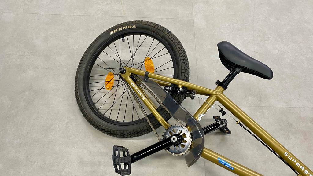 Hinterreifen mit Reflektoren eines getesteten BMX im Fokus.