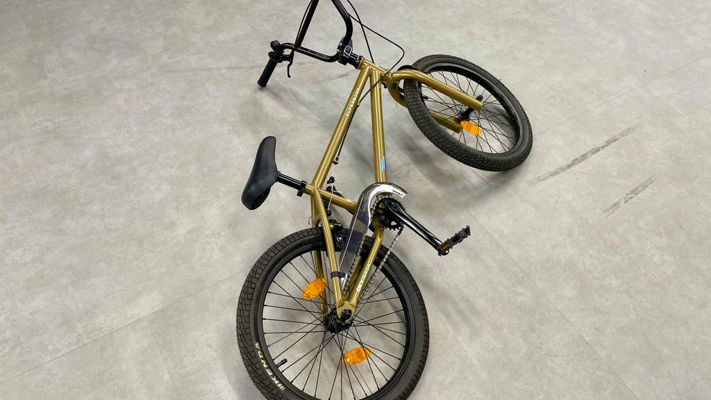 BMX getestet: ein liegendes BMX mit goldenem Gestell.