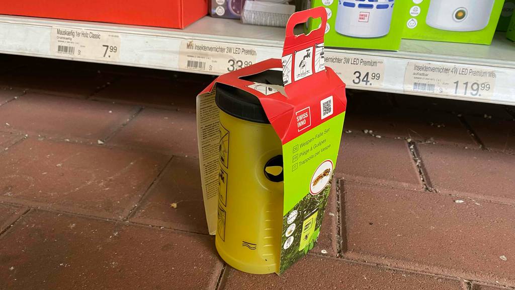 Wespenfalle getestet: Wespenfalle steht vor einem Regal.