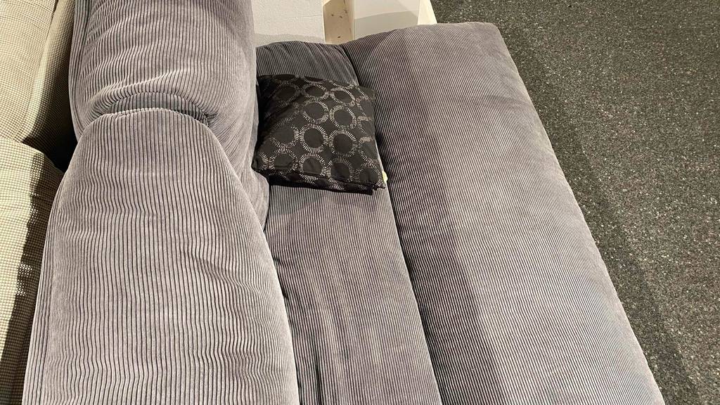 Relaxliege getestet: eine graue Relaxliege von oben ersichtlich.