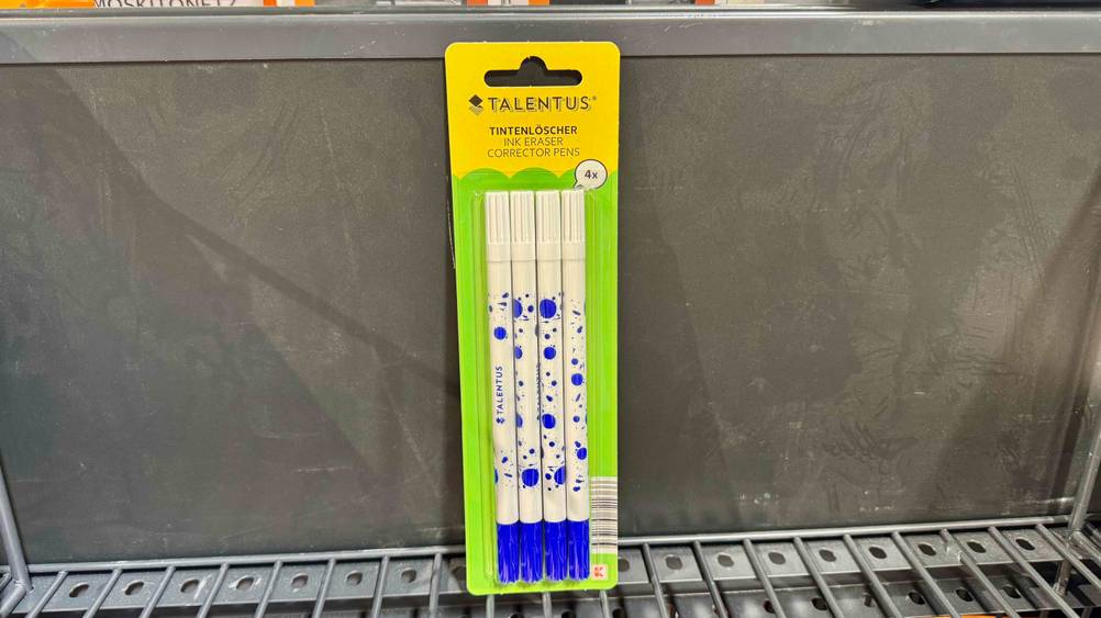 Die getesteten Tintenkiller von Talentus lehnen an einer Regalwand.