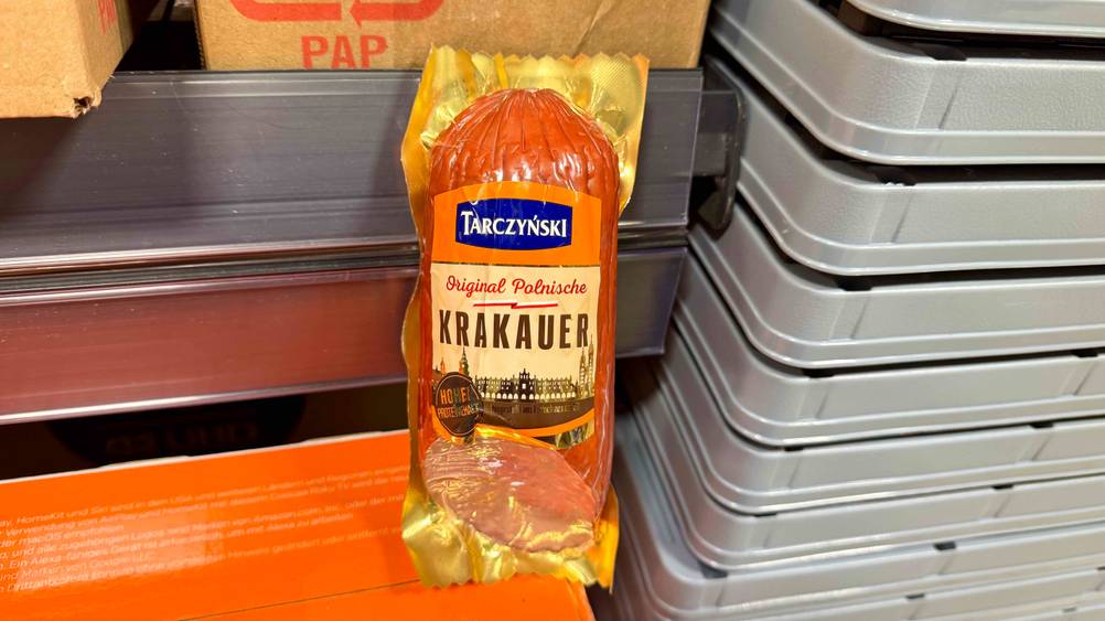 Die getestete Krakauer Wurst ist auf einem Karton platziert.