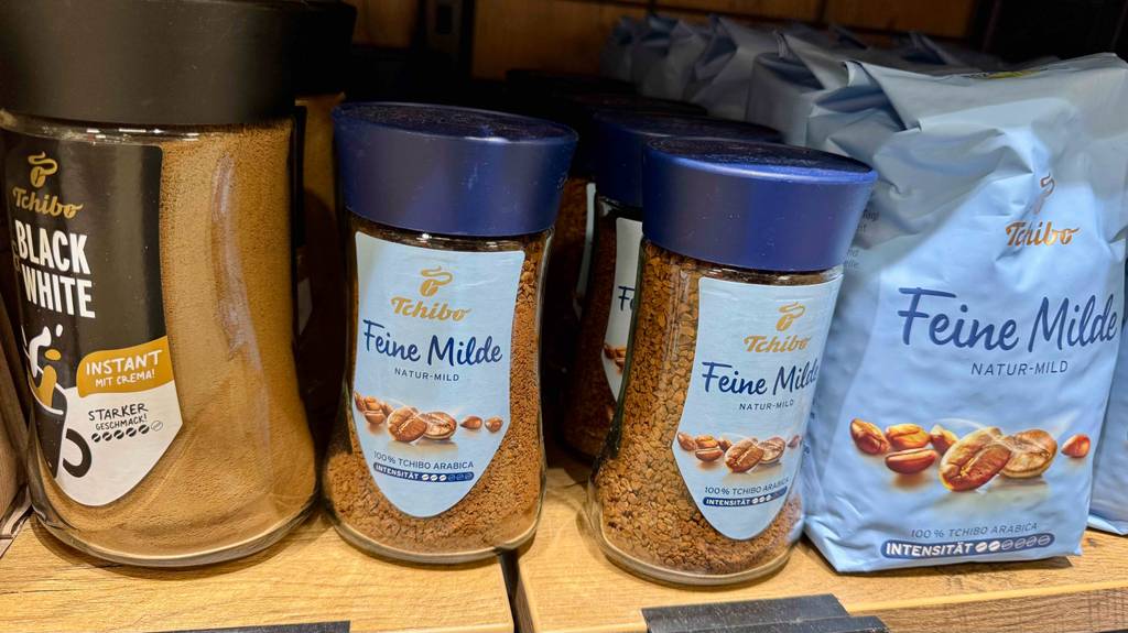 Mehrere getestete Tchibo-Kaffees in der gleichen Sorte stehen in einem Regal.