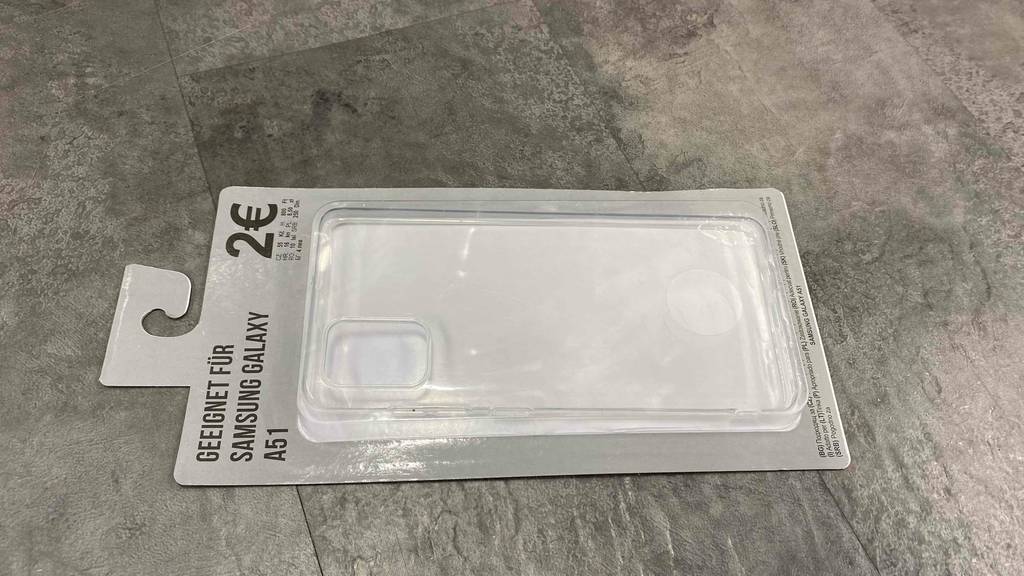 Im Test: Eine Samsung-Galaxy-A51-Hülle liegt horizontal auf einem grauen Boden.
