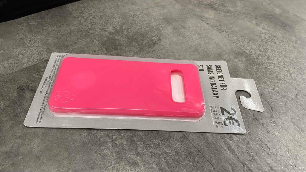 Auf einem grauen Boden liegt eine getestete Samsung-Galaxy-S10-Hülle.