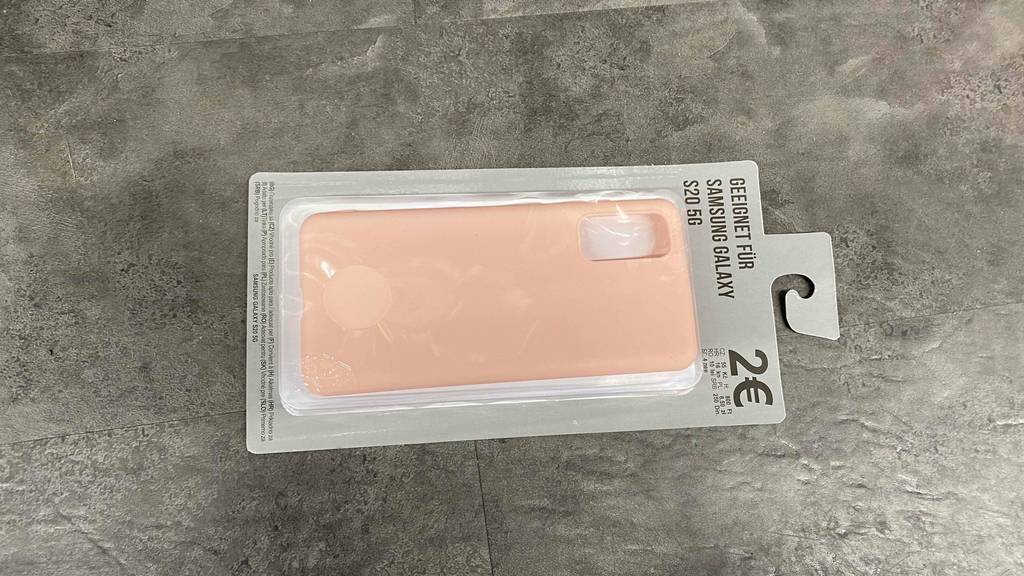 Auf einem grauen Boden liegt eine getestete Samsung-Galaxy-S20-Hülle horizontal.