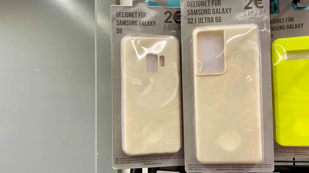 Samsung-Galaxy-S9-Hülle im Test: mehrere Handyhüllen hängend in einem Regal.