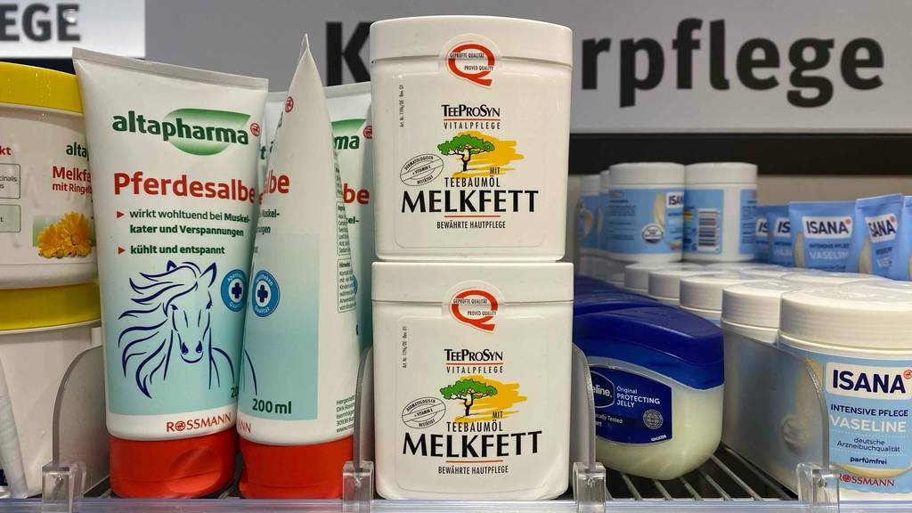 Melkfett getestet: Melkfett stehend einem Regal neben Vaseline und Pferdesalbe.