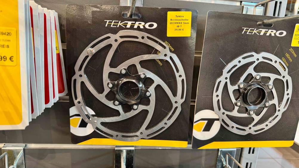Mehrere Bremsscheiben 203 mm, die getestet wurden hängen in einem Geschäft.