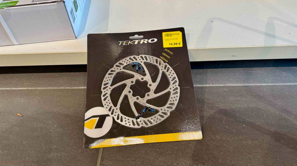 Fahrrad-Bremsscheiben getestet: Die Verpackung liegt vor einem weißen Regal auf dem Boden.
