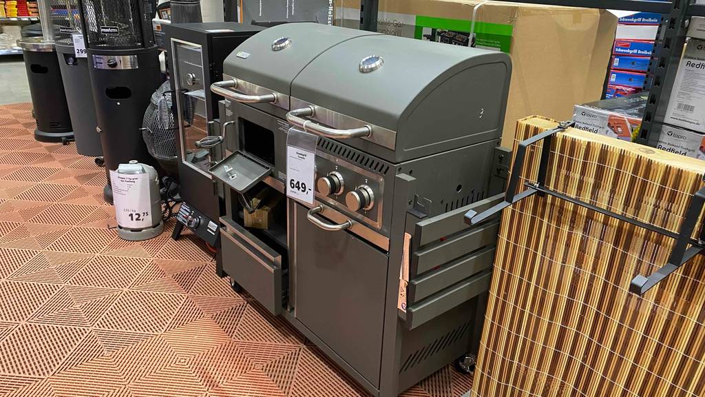 Tepro-Gasgrill getestet: ein Tepro-Gasgrill mit geschlossener Grillhaube steht in einem Geschäft.