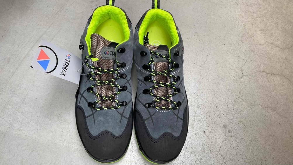 Sicherheitsschuhe-S1P Herren im Test: Zwei Schuhe nebeneinander auf einer Steinoberfläche