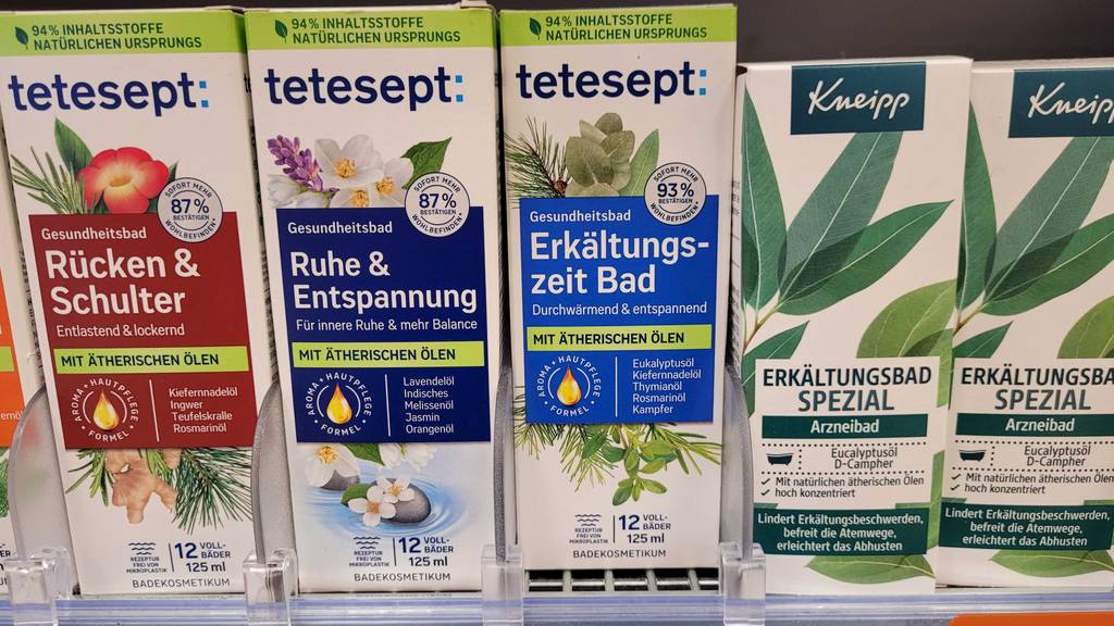 Das Erkältungsbad, welches getestet wurde steht in einem Regal neben anderen Badezusätzen.