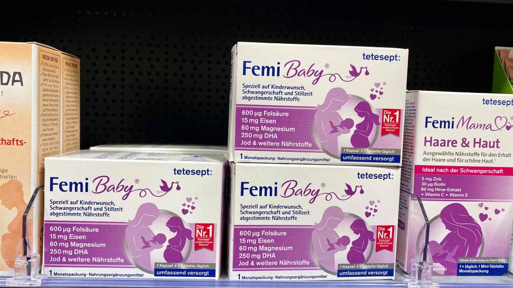 Schwangerschaftsvitamine getestet: mehrere Packungen Schwangerschaftsvitamine stehen in einem Regal.