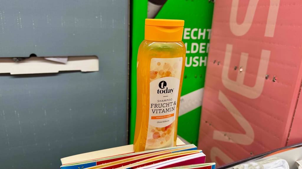 Das getestete silikonfreie Shampoo steht auf Büchern.