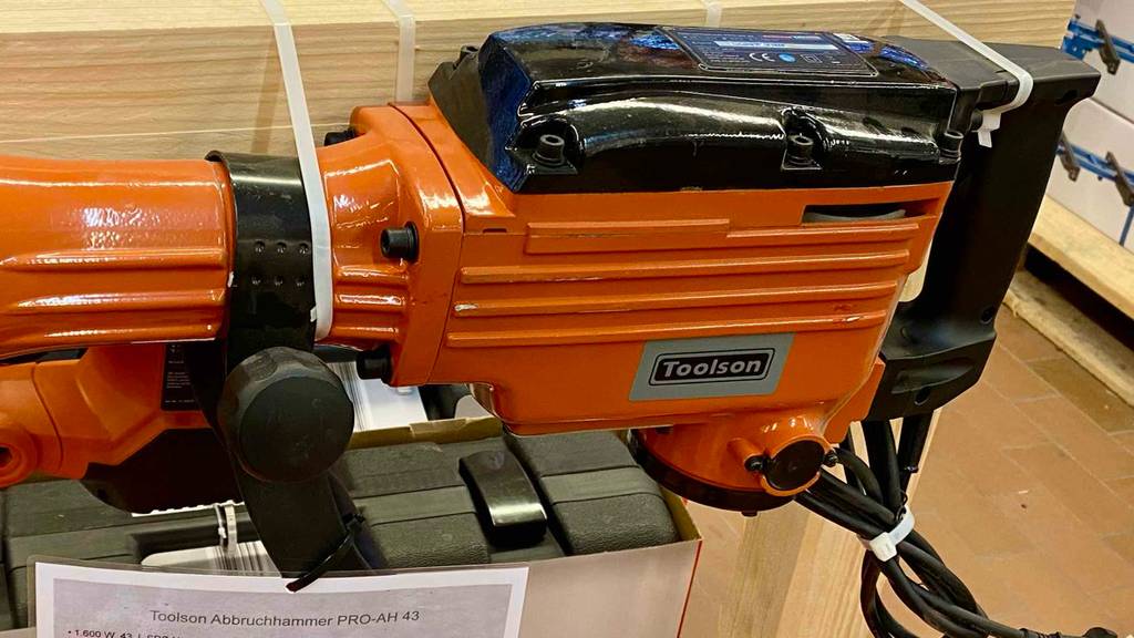 Abbruchhammer-Test: hinterer Teil eines orange-schwarzen Abbruchhammers im Fokus.