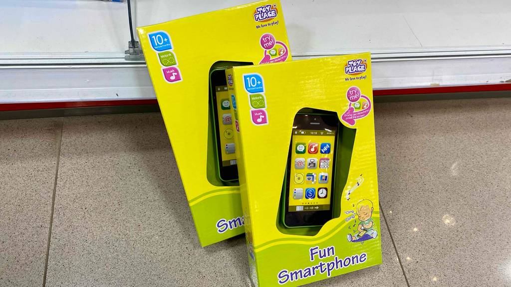 Smartphone für Kinder im Test: Zwei gelbe Verpackungen mit Smartphones für Kinder darin ab 10 Monaten.