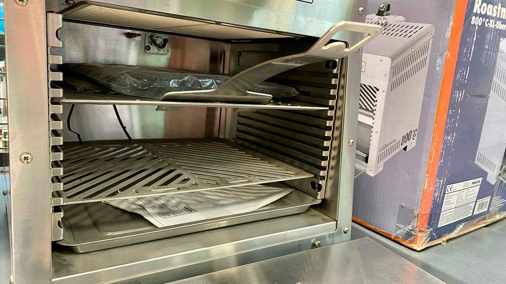 Oberhitzegrill im Test: Aufnahme in Innere eines Oberhitzegrills mit Schieber darin platziert.