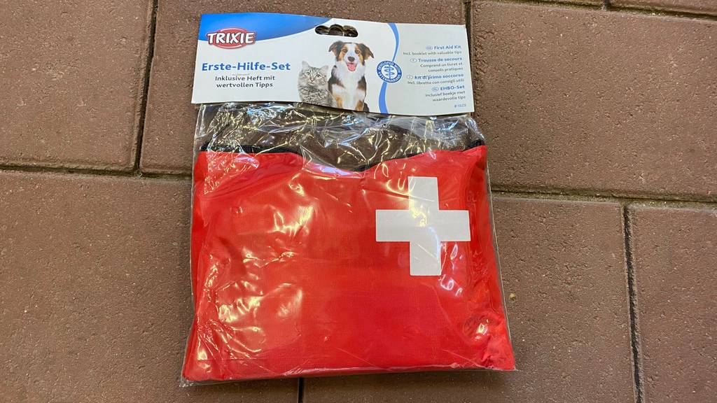 Erste-Hilfe-Set für Hunde im Test: Erste-Hilfe-Set von der Vorderseite gezeigt