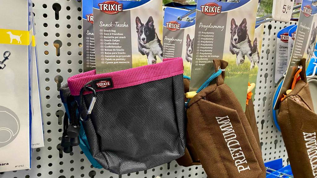 Futterbeutel getestet: mehrere Futterbeutel von Trixie in einem Regal aufgehängt.