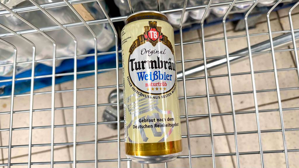 Eine Dose getestetes Weizenbier liegt in einem Einkaufswagen.